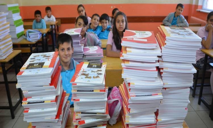 بدون مصاريف.. تسليم الكتب الدراسية للطلاب للعام الدراسي الجديد 2025/2026