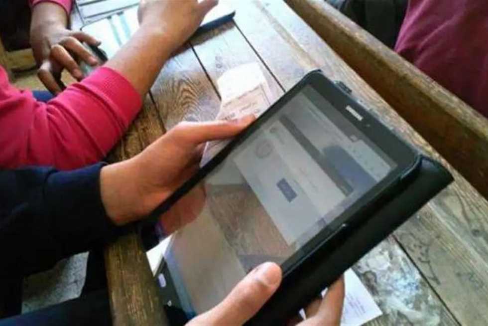 بعد تقديم الأوراق المطلوبة.. طلاب الصف الأول الثانوي يتسلمون التابلت